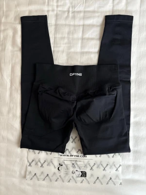 Leggings Dfyne Impact - Nya Dfyne leggings i färgen midnight black, storlek M. Säljer då dom inte passar och jag har redan köpt i en större storlek. Nypris ca 560 kr + frakt. 