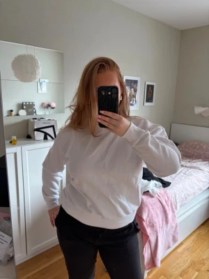 Vit sweatshirt  - En väldigt fin basic tröja från lager157 i storlek S men skulle säga den passar M. Använt max två gånger så väldigt fint skick 💕