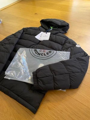 Moncler vinter jacka  - Moncler jacka, modell Laveratet Down Jacket i svart. Sitter som L/M. Helt oanvänd. Köpt från leverantör. Bara att skiva vid funderingar. 