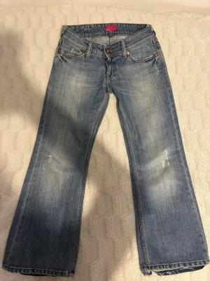 Blå snygga lågmidjade jeans  - Säljer ett par Mexx jeans i fint skick. Uppsydda och passar ca 155 cm, osäker på storlek – mått finns i bilderna. Lite slitna nedtill då de sprättats upp, annars bra skick. Köpta på Vinted men aldrig använda av mig. Pris kan diskuteras vid snabb affär. Fråga om ni behöver mer bilder hur dom sitter på!