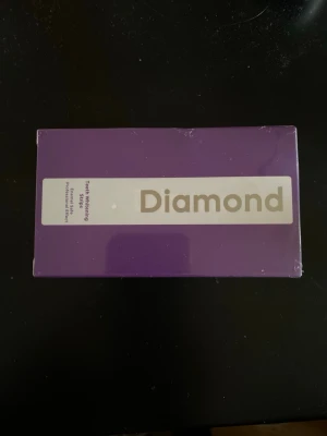 Diamond tandblekningsremsor - Diamond Teeth Whitening Strips i en lila förpackning. Remsorna är säkra för emaljen och ger ett professionellt resultat. Perfekt för dig som vill få vitare tänder hemma. Förpackningen är stilren och modern.