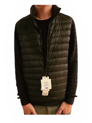 Helt ny svart dunväst från Uniqlo - Säljer en helt ny svart Ultra Light Down väst från Uniqlo i storlek S. Västen är quiltad och har en dragkedja framtill. Perfekt för lager-på-lager under höst och vår. Den är lätt och smidig att bära med sig.