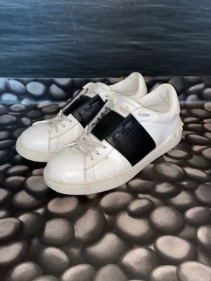 Valentino Open - Valentino Open 41, Använt skick. Fler bilder går att ordna i pm! Köparen betalar för frakt.