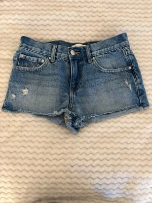 Jeans shorts  - Lågmidjade jeans shorts från Gina i storlek 32