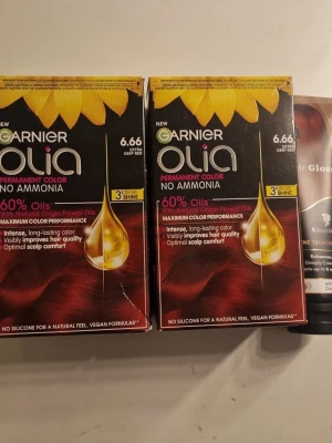 ganier röd hårfärg 6,66 - en otroligt fin röd hår färg som är lätt och skadar  inte håret  lika mycket som andra hårfärger, nu säljer jag dom då jag ska sluta färga  rött och gå till blonde ist  en ganier 6,66 köpt för 200kr st säljer för 150kr st och hår mask för 190kr