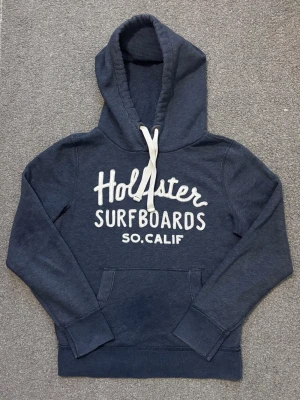 Vintage Hollister Hoodie - Vintage och sällsynt Mörkblå Hoodie från Hollister  | Storlek M |Går ner i pris vid snabbt köp! | Är 175, väger 68kg men denna är lite stor på mig, (passar dig 180-185) | Längd ≈67cm, Bredd armhåla - armhåla ≈55cm |Hör av vid ytterligare frågor!!!
