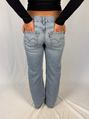 Levi’s superlow loose - Levi’s superlow loose jeans | Size: 25/30 | Bra skick, inga defekter | Jag är 168cm lång och väger 60kg | Mått: Ytterbenslängd: 98cm. Midjebredd: 37cm. Lårbredd: 29cm. Fotöppning: 24cm. Kontakta mig vid fler frågor eller funderingar!