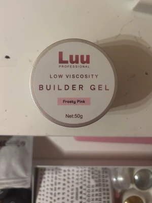 Luu Builder Gel Frosty Pink 50g - Builder gel med låg viskositet från Luu Nails i färgen Frosty Pink. Som ni ser på andra bilden så är den använd men inte mycket alls! Jätte fin rosa färg!! Jag tar gärna emot bud🥰