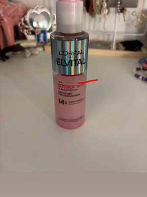 L'Oréal Elvital Glycolic Gloss serum - L'Oréal Paris Elvital Glycolic Gloss Leave-In Serum är ett glansgivande serum för håret. Innehåller 14% gloss complex för extra glans och vård. Hälften uppskattas vara använd.