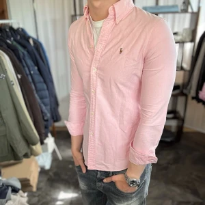 Ralph lauren skjorta - Mycket fint skick, inga defekter. Nypris ca 1500kr. Passar dig som är 165-175cm ungefär. Modellen är 185 cm, 75 kg och bär en storlek större. Alltid billigare pris vid köp av flera varor‼️🙌Svarar alltid på frågor eller funderingar! 