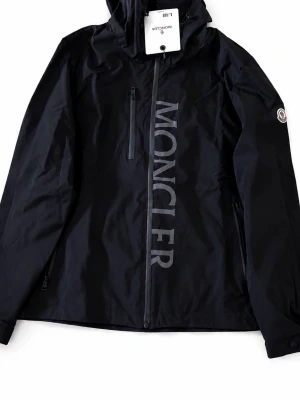 Moncler Windbreaker - Perfekt vindjacka för vår och hösten, men även för vindiga eller regniga dagar på sommaren! Sprillans ny och oanvänd. Dustbag med följer. Pris kan alltid diskuteras, så kom med era bud! Finns i STRL L och M