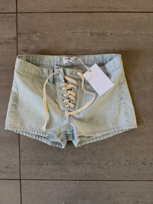 jeans shorts från Filippa K🩵 - Säljer jeans shorts från flippa k, aldrig använda & lappen e kvar. Köptes för 1900 kr nypris. 