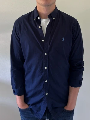 Ralph Lauren Skjorta - - Condition: 8/10 - Color: Navy Blue - Size: M