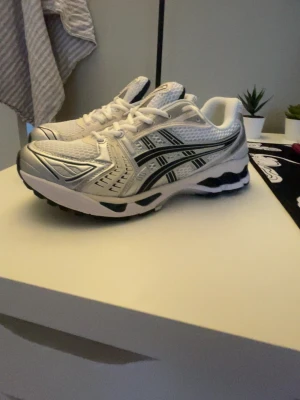 Asics gel kayano 14 - Säljer ett par Asics gel kayano 14 i färgen White ivory midnight blue. Köpte dem inte så länge sen men har använt bara en gång då jag inte vill ha dem längre. Säljer för bra pris som är lägre än i nätet. 