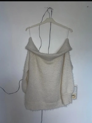 Stickad tröja ifrån gina tricot - Använd 1 gång nyskick köpt för 499 kr
