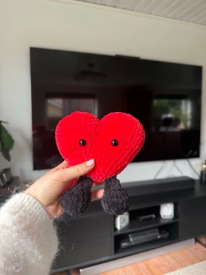 Virkat hjärta - Rött virkat hjärta❤️ OBS: Innehåller säkerhetsögon som ej är rekommenderade för barn under 3 år!