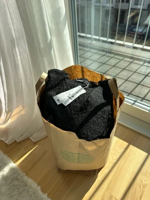 Sommarkläder - Hel kasse med sommarkläder för tjej i storlekar XS-M. Innehåller framförallt blusar och tröjor. Allt i bra skick, vissa har prislapp kvar till och med. Märken som Sara, Nakd, Nelly samt vissa märkeskläder. Kan hämtas i Täby blir svårt att skicka med posten 