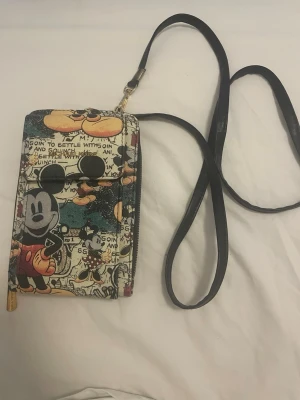Mickey Mouse plånbok med axelrem - perfekt för att förvara din telefon när due ute eller dina kort.