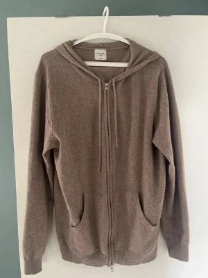 Beige cashmere hoodie John Henric - Mjuk beige hoodie i 100% cashmere från John Henric. I bra skick och väldigt skön! Nypris 2899kr,  Kan tänka mig att gå ner i pris vid snabb affär!