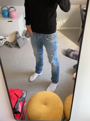 Svart basic tröja med rund hals - En stilren svart tröja med rund hals och långa ärmar. Tröjan har en rak passform och är tillverkad i mjukt material, perfekt för en clean och enkel look. Lätt att matcha med olika stilar och funkar året runt.