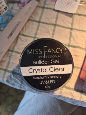 Miss Fancy Builder Gel Crystal Clear - Builder Gel Crystal Clear från Miss Fancy, 50g. Gelen har medium viskositet och är genomskinlig, endast testad mem säljer vidare då jag vill ha i lägre viskositet, köpt och öppnad i våras.