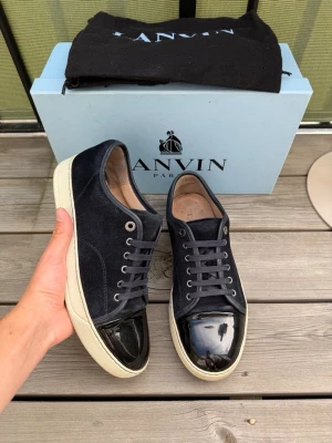 Lanvin  - Lanvin dbb1 patent cap toe i mörkblå | storlek 7 eu 41 sitter som 42-43 | skick: väldigt bra, endast snöret vid sulan har lossnat lite | äkta | bara skor ingår vid köp | pris går att diskutera |