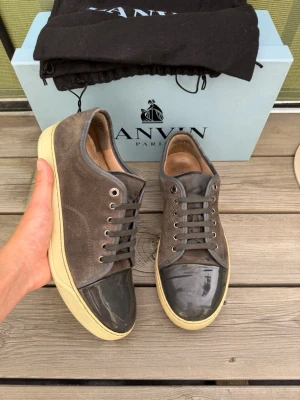 Lanvin - Lanvin dbb1 patent cap toe i grå | storlek 8 eu42 passar 43-44 | bra skick som på bilder utan större defekter | äkta | bara skor medföljer | pris går att diskutera vid snabb affär |