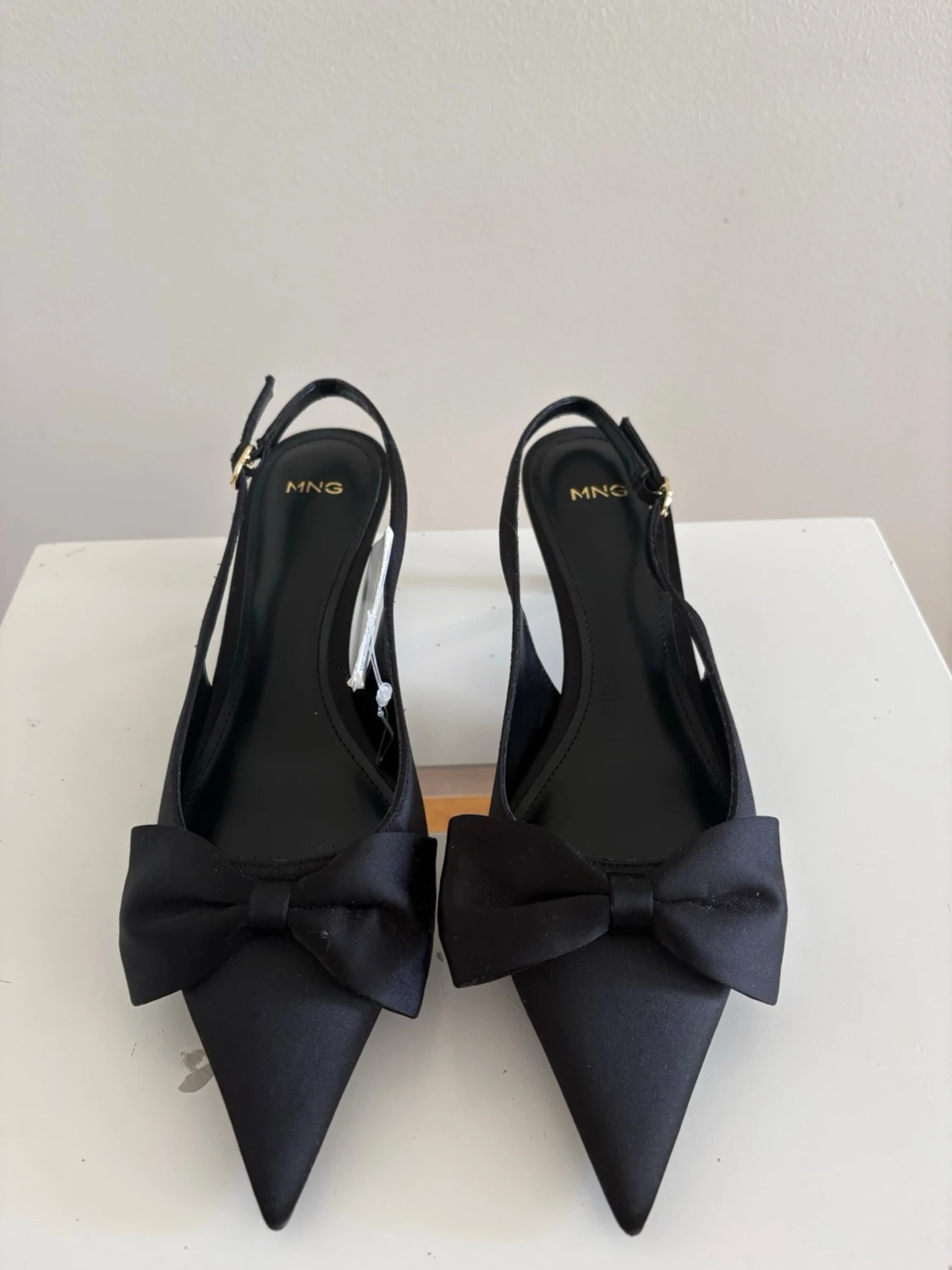 Svarta pumps med rosett 