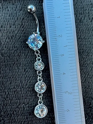 NY oanvänd Navelpiercing med hänge | Kirurgiskt stål | Vita stenar  - 💕30% Bundle-rabatt vid köp av minst 2 artiklar. ⭐️NY oanvänd piercing i kirurgiskt stål; rostfritt och säkert för läkta piercingar.                               📏MÅTT ⭕️Stavens längd: 10mm ⭕️Stavens tjocklek: 1,6mm ⭕️Smyckets totala längd: 60mm                                                                         🤍Färger: Silver och vit                                                            💌Skickas spårbart via Plick SafePay.