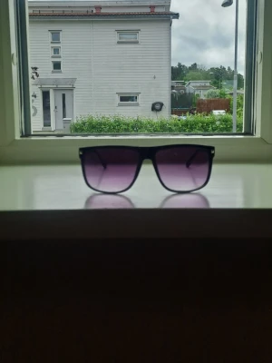 Liknar rayban boyfriend - Helt nya och fräscha solglasögon i en modell som liknar Ray-Ban Boyfriend. Färg: svart med lila toning .har 400 uv skydd. Skick: Helt nya/oanvända (ny utan prislapp). Ingår läder fodral som det skickas med. Leverans: Jag packar och skickar inom 12 timmar efter köp! Riktigt bra solglasögon till ett billigt pris. Perfekta inför sommaren!Vid köp av flera par (finns även i brunt) kan vi lösa ett paketpris. Hör av dig vid frågor 