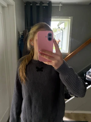 Stickad tröja  - Stickad tröja med ett litet tryck 