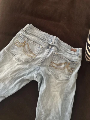 Lågmidjade bootcut jeans  - super snygga lågmidjade jeans i en fin ljusblå färg🩵 har några defekter såsom att de är nedtrampade (se sista bild) och några fläckar! 