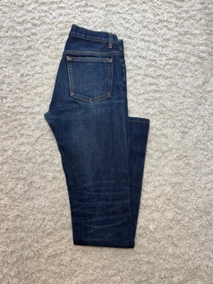 Mörkblå Selvedge denim APC straight fit  - Skick 10/10, inga defekter| Storlek: 27 vilket passar W28-W29| Gåva ingår vid köp!