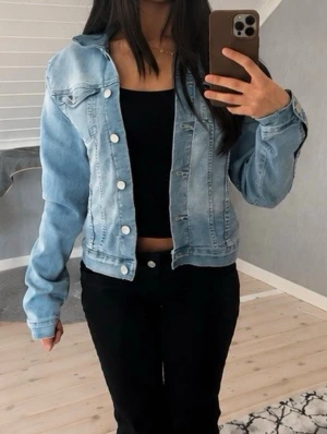 Ljusblå klassisk jeansjacka - En jättefin jeansjacka för kyliga somrar.🤍