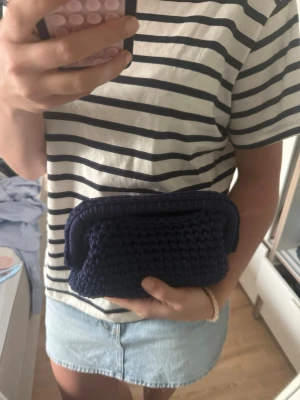 Clutch - Mörkblå virkad clutch💙 Den är handgjord och måtten 24x14x13😇