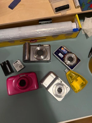 4 untested camera - cameras from family belongings. Untested due to missing battery. Condition unknown. Sold as-is, no returns or guarantee. Pick-up only in Sollentuna.