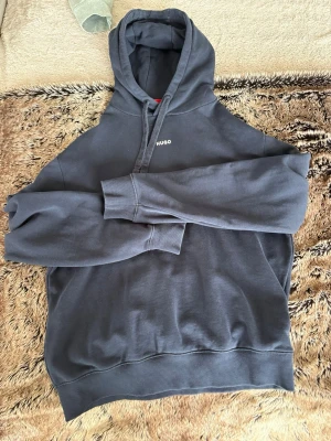 Hugo boss tröja - Säljer en Hugo boss hoodie i helt ny skick, storlek M. säljer allt jag lagt upp nyligen extra billigt eftersom jag vill bli av med allt.