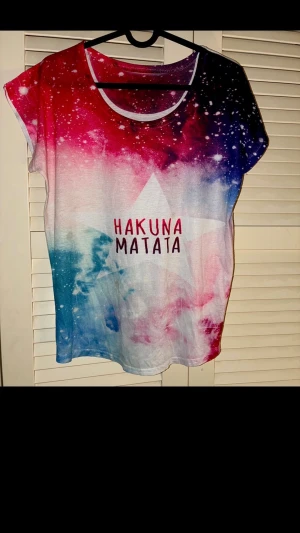 T-shirt Hakuna Matata | Storlek S - 💕 30% bundlerabatt vid köp av minst två artiklar.                                                                        🌸 T-shirt Hakuna Matata                                       📏Storlek S  ⭐️Hel och ren utan fläckar, hål eller andra synliga brister