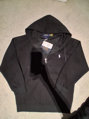 Ralph Lauren polo hoodie  - Helt ny Ralph Lauren zip hoodie för endast 799kr äkta och bästa kvalitet 100% bomull. Har ni funderingar eller är sugen skriv till mig.