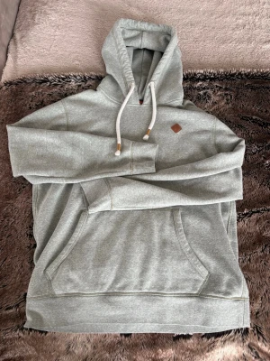 Jack and Jones tröja - Säljer en Jack and Jones tröja i en snygg grön aktig färg. Skick 10/10 knappt använd. Storlek M. säljer allt jag lagt upp nyligen extra billigt eftersom jag vill bli av med allt.