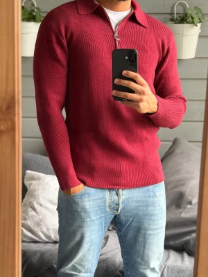 Vinröd stickad tröja - Säljer en unik vinröd stickad tröja med krage och halv dragkedja framtill från Topman i storlek XS, sitter mer som S. Passar dig mellan 170-180cm. Tröjan har inga defekter! Bara att skriva vid funderingar!🌟