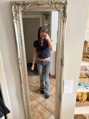 Perfect jeans - Gina tricot - Snygg bootcut-modell med stretchig och fin passform. Fint skick och sköna att bära, passar lika bra till vardag som fest. ✨