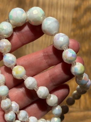 Vintage 1960s Pärl Halsband - I jättefint skick! Osäker på om det är äkta pärlor och tror även det är glas pärlor emellan vardera pärla eftersom halsbandet är rätt tungt. Ingen stämpel.