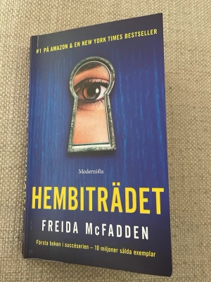 Hembiträdet av Freida McFadden - En psykologisk thriller på svenska, 'Hembiträdet' av Freida McFadden. Perfekt för dig som gillar spänning och mysterier. Pocketutgåva.