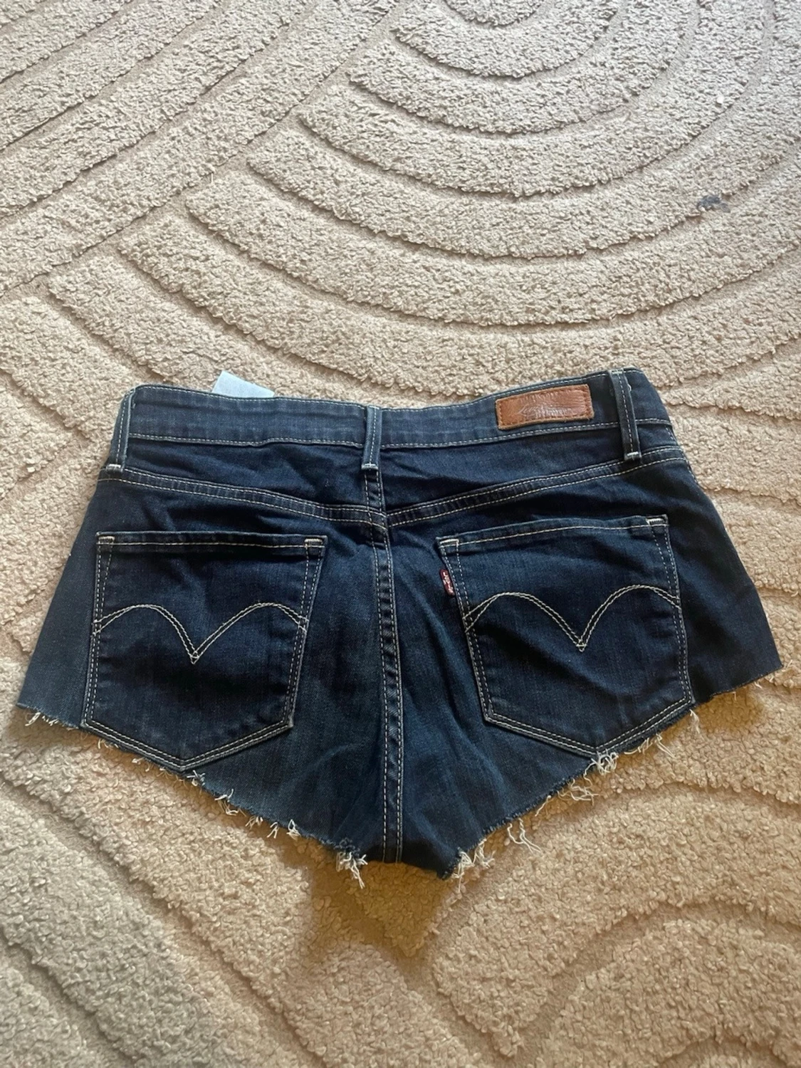 Mörkblå Levi's jeansshorts med rå kant - 2