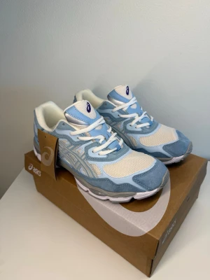 Asics gel nyc  - Helt nya kommer med box. Storlek 42,5 sitter som 42. Fler storlekar i profilen. Snabba affärer prioriteras!