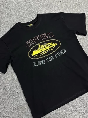 Svart Cortez t-shirt med tryck - Svart t-shirt från Cortez med färgglatt tryck på bröstet där det står 'Cortez Rules The World' och en gul grafisk illustration. Klassisk passform och rund halsringning. Perfekt för dig som gillar streetwear och vill sticka ut lite extra. Om ni behöver mer bilder kan kontakta mig privat.
