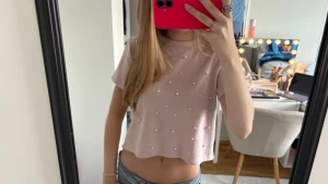 Ljusrosa croppad topp med pärlor - Supersöt ljusrosa croppad topp med pärldetaljer framtill. Toppen har korta ärmar och en lös passform som ger en avslappnad vibe. 