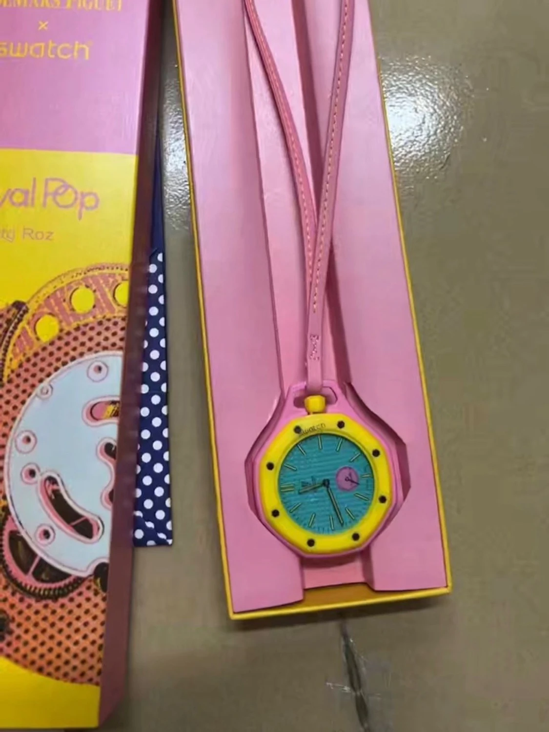 Swatch x Royal Pop färgglad klocka