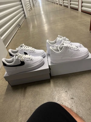 Nike Air Force 1 '07 Vit/Svart Sneakers & en med helvit strl 38. - Helt nya oanvända 2 par Nike Air Force 1 '07 Vit/Svart Sneakers & en med helvit strl 38.  Skorna har inte blivit använda eller testade. Nypris totalt 2800 (1400 kr st) Original kartongerna medföljer